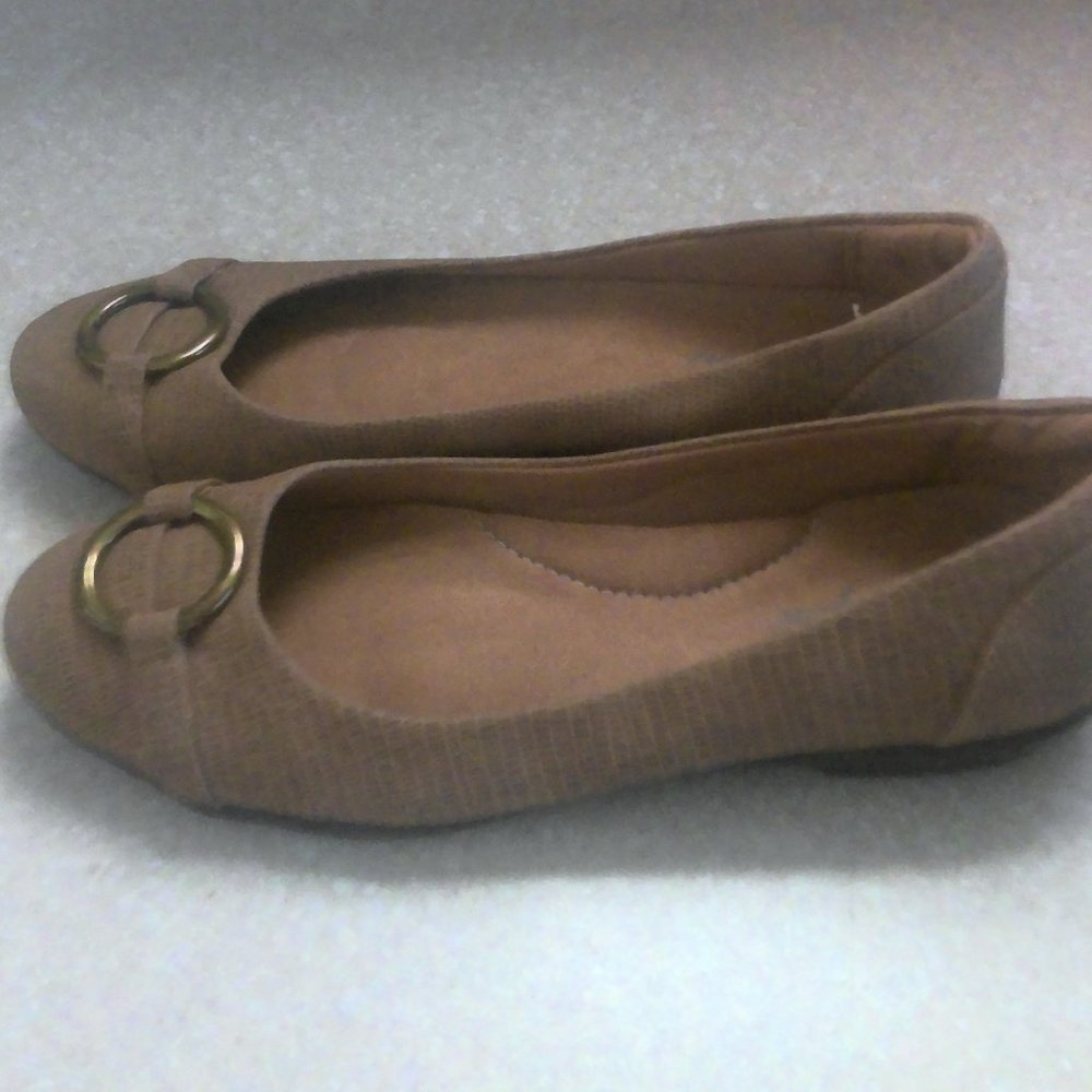 ANNIE COMFORT TAN BALLET STYLE SHOES WITH GOLD TONE O RING ON TOP OF SHOE-6
